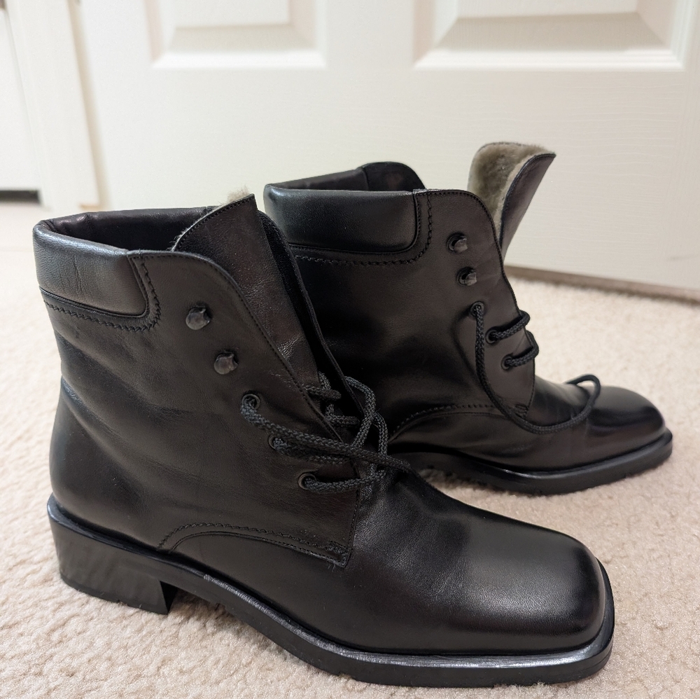 La Collegienno black Lace Up Boots With Fur Lining